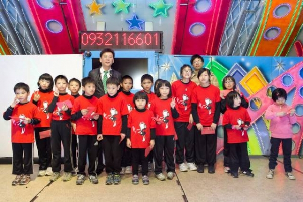 公會頒發讀書禮券給仁愛之家院童