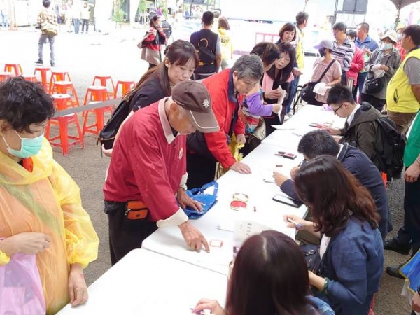 108年09月20日新竹市指澤宮舉辦「百斤米，一世情」慈善捐助活動，公會黃理事長兆堂、徐總幹事