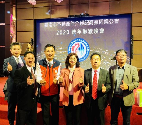 108年12月31日台南市仲介公會於台南雅悅會館舉辦108年度年終尾牙，黃理事長兆堂參加