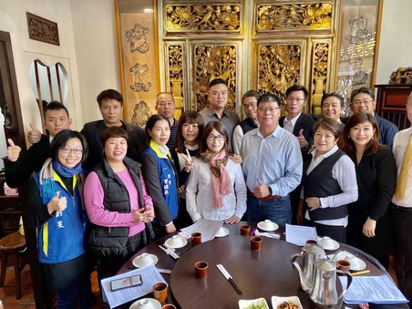 109年01月02日本會第九屆第八次理監事會議於傳家生活小館召開,黃理事長兆堂出席, 理監事積極參加