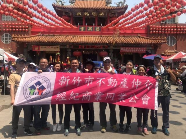 108年4月12日理事長與會員公司代表共同參加媽祖繞境活動