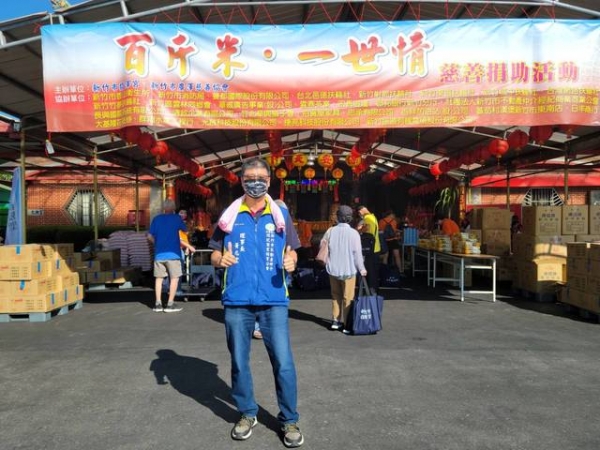  110年09月28日新竹市指澤宮舉辦「百斤米，一世情」慈善捐助活動，公會黃理事長兆堂參加活動。