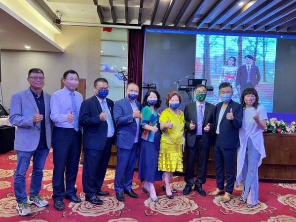 111年7月3日台中市不動產仲介公會林理事長志雲公子於大和屋  日本國際美食館舉行結婚典禮,本會黃榮譽理事長兆堂出席.