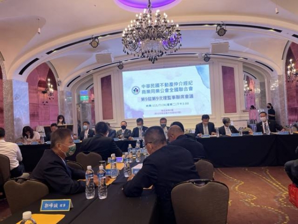 111年7月26日新北市仲介公會於新莊典華會館舉行「不動產仲介北區友會聯誼」,  黃榮譽理事長兆堂,宋理事長文欽,李常監天保連袂出席.