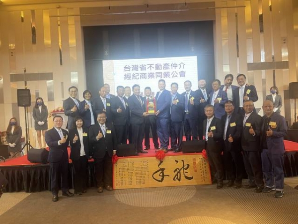 112年3月29日,桃園市公會第1 2屆授證典禮,宋理事長文欽.黃輔導理事長兆堂.李常監天保參加.