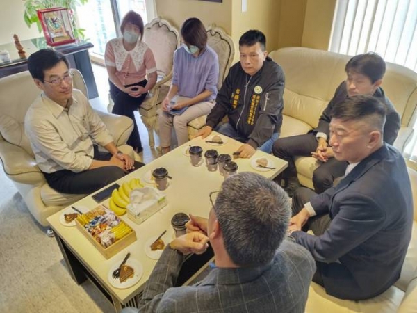 112年4月27日新竹市政府地政處何處長憲棋、蔡副處長孟娟親臨本會自由樓會館拜訪