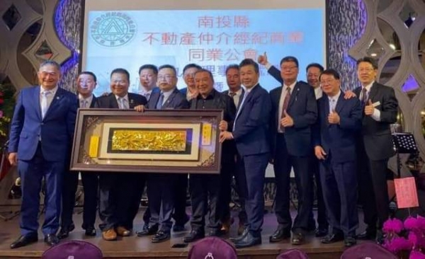 109年12月11日南投縣公會於成都生活美食館舉行第九屆理事長就職暨理監事授證典禮