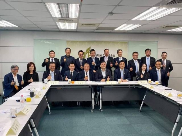 110年3月17日全聯會理事長率全省各公會理事長拜訪民進黨黨團、  國民黨黨團及民進黨黨部立法委員柯建銘,陳情房地合一稅修法事宜.  黃理事長兆堂出席.