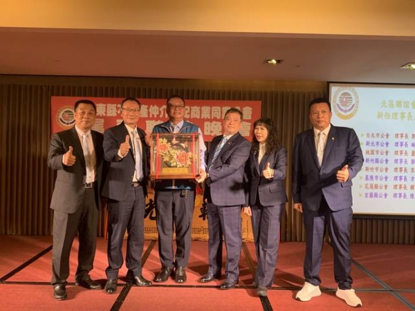 113年1月19日李常監天保參加台東巿公會邱定發理事長授證典禮。