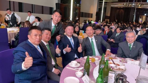 113年1月30日,宋理事長文欽與李常監天保參加有巢氏房屋竹苗區聯歡晚會.