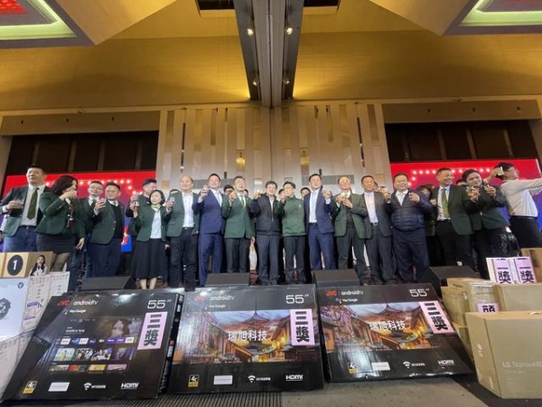 113年02月6日李常監天保代表公會參加住商不動產桃竹苗尾牙暨4 5週年慶, 本會副理事長陳宏洋、理事曾文慶共同出席。