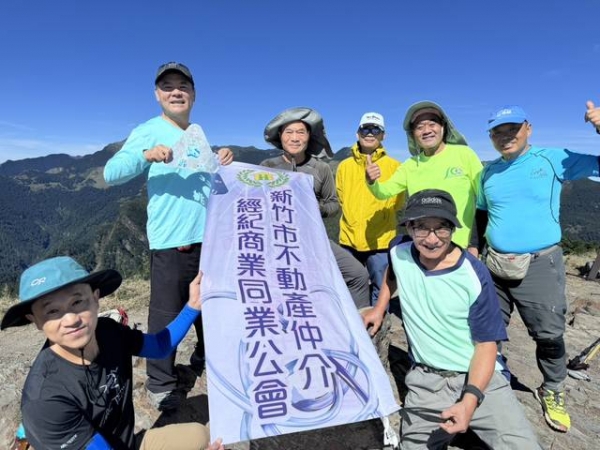 113年7月22日本會曾理事文慶.徐總幹事友亮登上臺灣百岳武陵四秀之一: 桃山