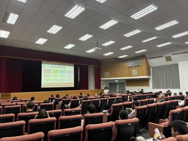 113年10月15日市政府於綜合大禮堂舉辦「不動產交易糾紛調處技巧」講座，由劉興振消費者保護官主講，會員公司踴躍參加。