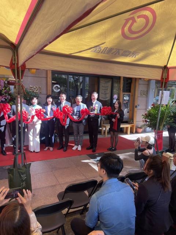 113年10月23日,宋理事長與李常監天保參加永慶不動產家樂城高鐵加盟店開幕活動。
