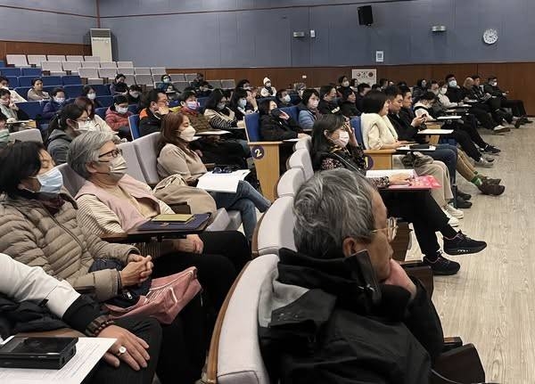  113年12月23日,新竹市政府於稅務大樓舉辦不動產交易安全講習,特邀內政部地政司專門委員陳啓明主講,新竹市地政處何處長憲棋親臨指導,會員公司踴躍參加.