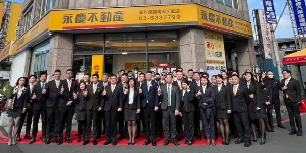 113年12月28日,永慶不動產新竹經國菁天加盟店開幕,本會宋理事長文欽、張汯翰副理事長、古美玲理事出席開幕活動。恭喜吳士維理事,祝賀業績長紅!